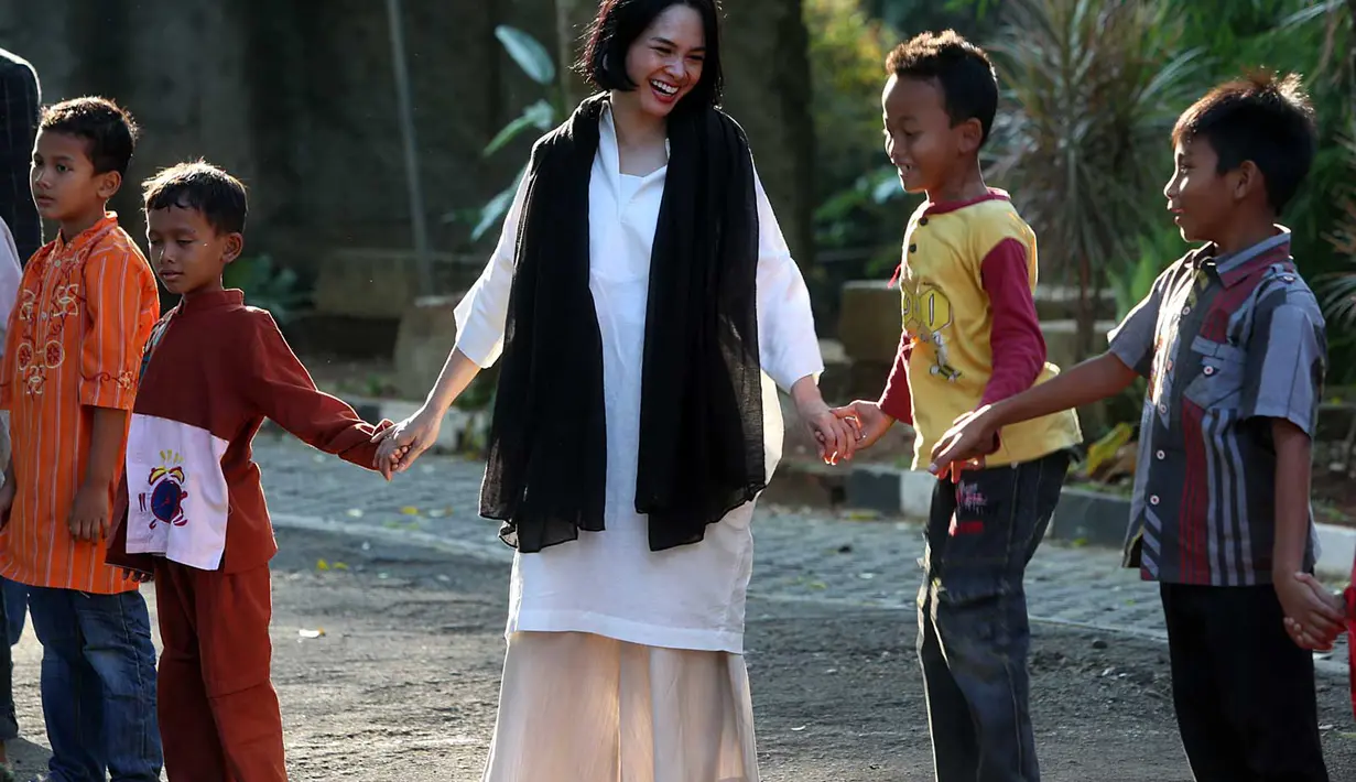 Kebersamaan Andien bersama anak panti dengan kegiatan bermain sebelum berbuka puasa. (Deki Prayoga/Bintang.com)