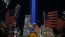 Cahaya kembar atau Tribute in Light menembus cakrawala Manhattan, kota New York pada peringatan 23 tahun serangan 9/11 di World Trade Center pada tanggal 11 September 2024. (Leonardo Munoz/AFP)