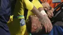 Neymar ditandu keluar lapangan dengan kedua tangan di wajahnya, sementara rekan setimnya, Richarlison, masuk untuk menggantikannya. (AP Photo/Matilde Campodonico)