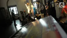 Pengunjung melihat ornamen Kisah kelahiran Yesus di dalam Gereja Katedral, Jakarta, Selasa (19/12/2023). (merdeka.com/Imam Buhori)