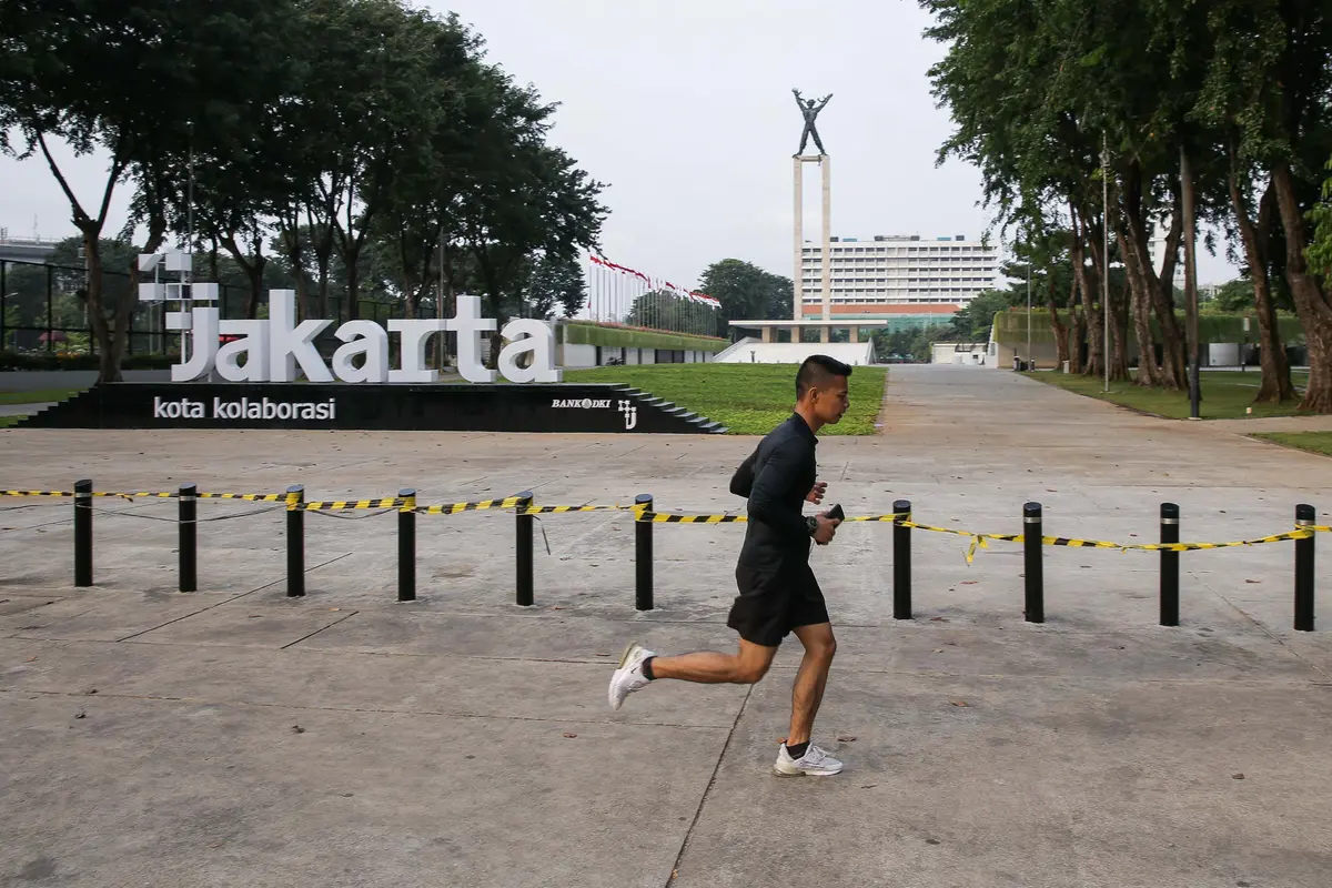 FOTO: Warga Manfaatkan Trotoar Lapangan Banteng untuk Berolahraga