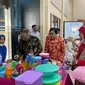 Dirjen Bina Pemdes Eko Prasetyanto  (batik coklat) meninjau bazar Ramadan di lingkungan Bina Pemdes. (Istimewa)