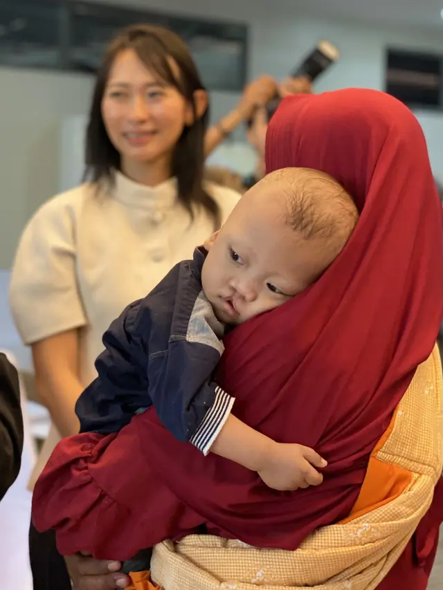Alamii menyalurkan donasi senilai Rp 110,5 juta kepada Smile Train Indonesia sebagai upaya memperluas akses layanan operasi bibir sumbing bagi anak-anak dari keluarga prasejahtera.