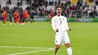 Pemain Prancis, Antoine Griezmann, merayakan keberhasilan timnya menyingkirkan Belgia pada semifinal UEFA Nations League 2021, Jumat (8/10/2021) dini hari WIB. (Fabio Ferrari/LaPresse via AP)