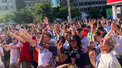 Foto Eksklusif: "It's Coming Home" Menggema! Meriahnya FIFA Fan Festival Boston saat Fans Inggris Rayakan Kemenangan atas Kroasia