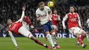 <p>Penyerang Tottenham Hotspur, Harry Kane (tengah) menyundul bola saat bertanding melawan Arsenal pada pertandingan lanjutan Liga Inggris di Stadion Tottenham Hotspur di London, Inggris, Minggu (15/1/2023). Kekalahan dari Arsenal membuat Tottenham berada di peringkat lima dengan raihan 33 angka dari 19 pertandingan. (AP Photo/Frank Augstein)</p>