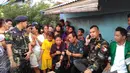 Musisi Ahmad Dhani mendatangi lokalisasi Kalijodo, Penjaringan, Jakarta, Senin (15/2). Bakal calon gubernur DKI Jakarta itu mengenakan seragam loreng Banser saat blusukan ke kawasan esek-esek yang terancam digusur Pemprov DKI tersebut (Foto : Muslim AR)