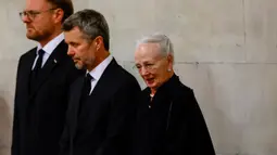 Ratu Margrethe II (kanan) dan Putra Mahkota Frederik (tengah) memberi penghormatan kepada peti mati Ratu Elizabeth II di Westminster Hall, Istana Westminster, London, Minggu (18/9/2022). Ratu Denmark dinyatakan positif Covid setelah melakukan tes Selasa malam. (SARAH MEYSSONNIER/POOL/AFP)