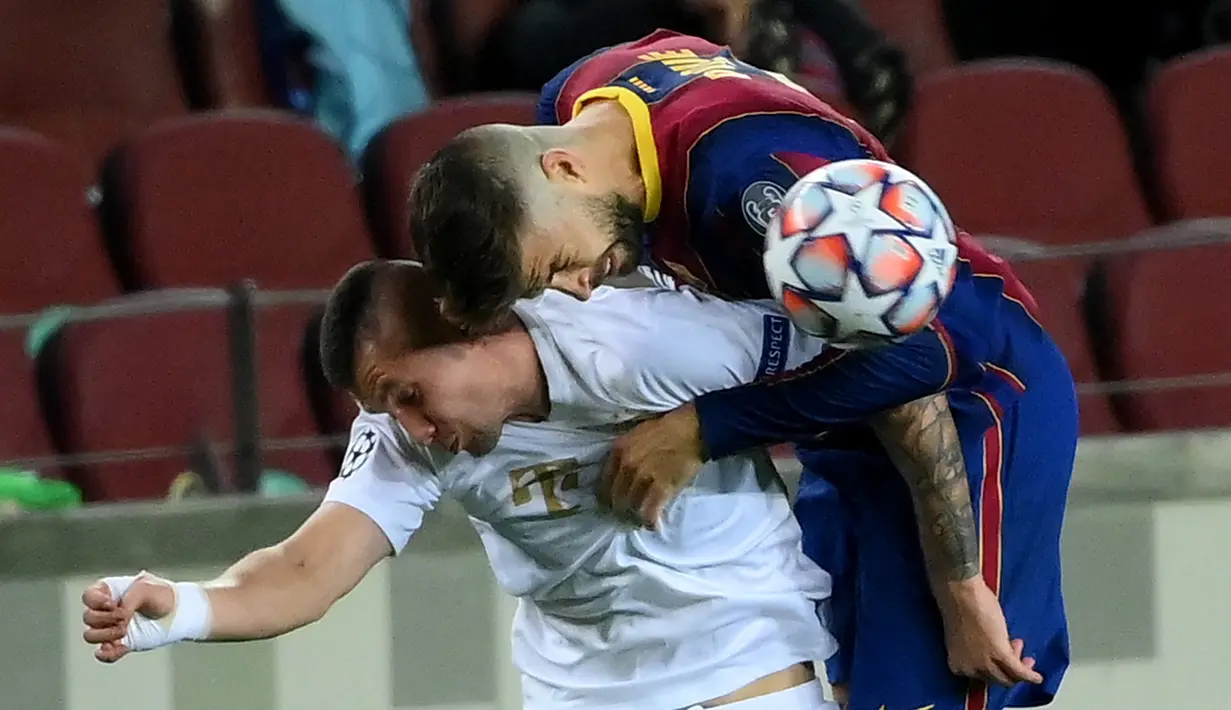 Bek Barcelona, Gerard Pique, berebut bola dengan gelandang Ferencvaros, Oleksandr Zubkov, pada matchday 1 Grup G Liga Champions 2020/2021 di Camp Nou, Rabu (21/10/2020) dini hari WIB. Barcelona menang 5-1 atas Ferencvaros. (AFP/Lluis Gene)