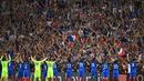 Para pemain Prancis merayakan kemenangan atas Jerman 2-0 bersama suporter usai laga semifinal di Stade Velodrome, Marseille, (7/7/2016). (AFP/Patrik Stollarz)