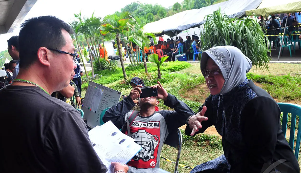 Penampilan sederhana Walikota Risma saat berkantor sementara di Bandara Internasional Juanda, Surabaya, Rabu (31/12/2014). (Liputan6.com/Johan Tallo)