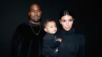 Kim Kardashian dan Kanye West bersama putri mereka, North.