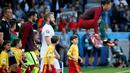 Pemain Portugal, Cristiano Ronaldo, meregangkan otot dengan melompat jelang melawan Islandia pada laga Grup F Piala Eropa 2016 di Stade Geoffroy Guichard, Saint-Etienne, Rabu (15/6/2016) dini hari WIB. (Reuters/Robert Pratta)