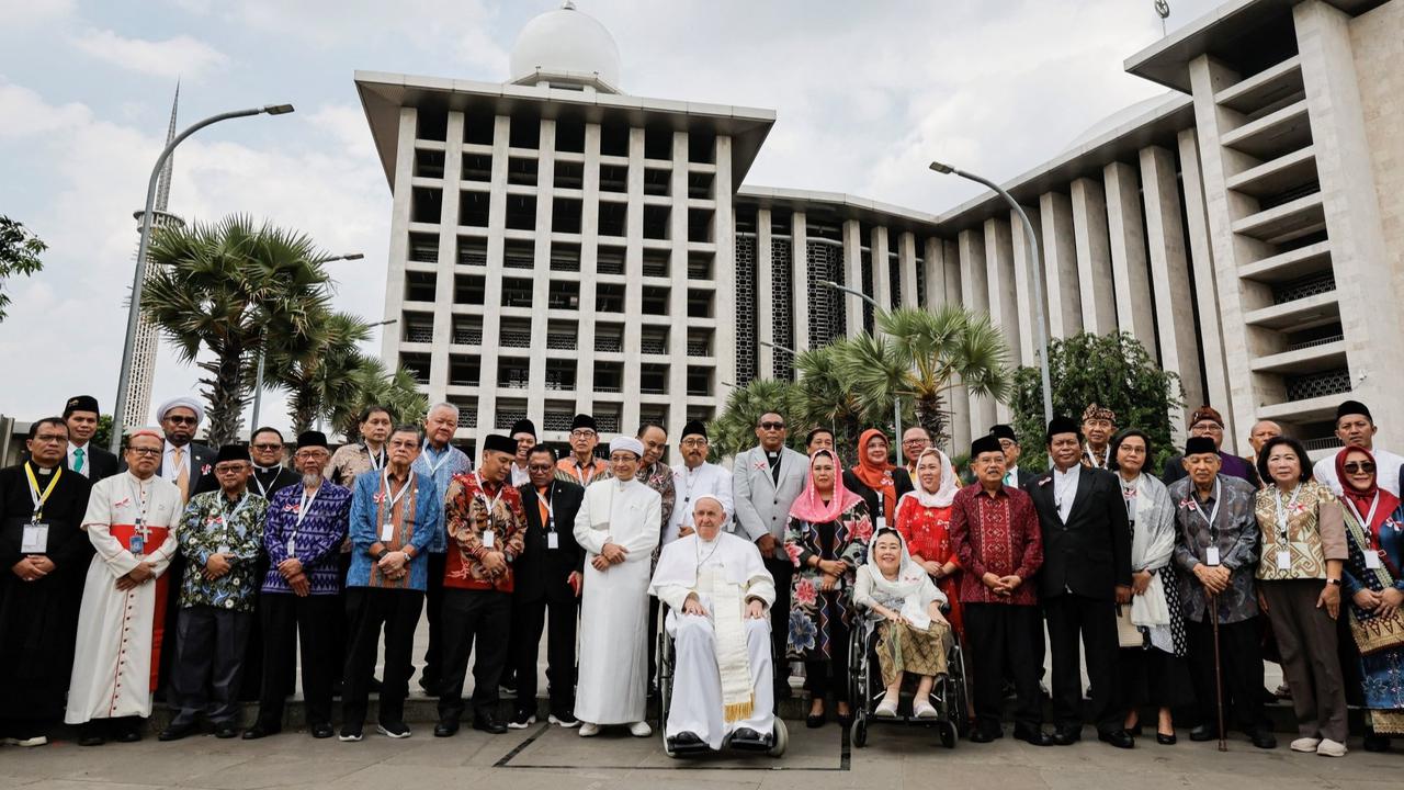 Mengenang Ciuman Penuh Haru Paus Fransiskus dan Imam Besar Masjid Istiqlal yang Jadi Sorotan Dunia