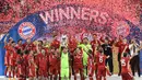 Para pemain Bayern Munchen merayakan dengan trofi juara Piala Super Eropa usai melawan Sevilla di Puskas Arena, Budapest, Hongaria, 24 September 2020. (Photo by Attila KISBENEDEK / POOL / AFP)