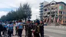 Polisi mengamankan area dekat Hotel Eva yang rusak usai gempa bumi kuat di Kidapawan, provinsi Cotabato utara, Kamis (31/10/2019). Gempa bumi kembali mengguncang Filipina selatan, kali ini bermagnitudo 6,5 dan merupakan gempa kuat ketiga yang berpotensi menimbulkan kerusakan. (AP/Williamor Magbanua)