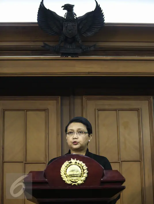 Menlu Retno Marsudi memberikan pernyataan pers di Kantor Kemenlu, Jakarta, Selasa (5/4). Menlu Retno mengaku telah melakukan kunjungan ke Filipina terkait penyanderaan 10 WNI oleh kelompok Abu Sayyaf. (Liputan6.com/Faizal Fanani)