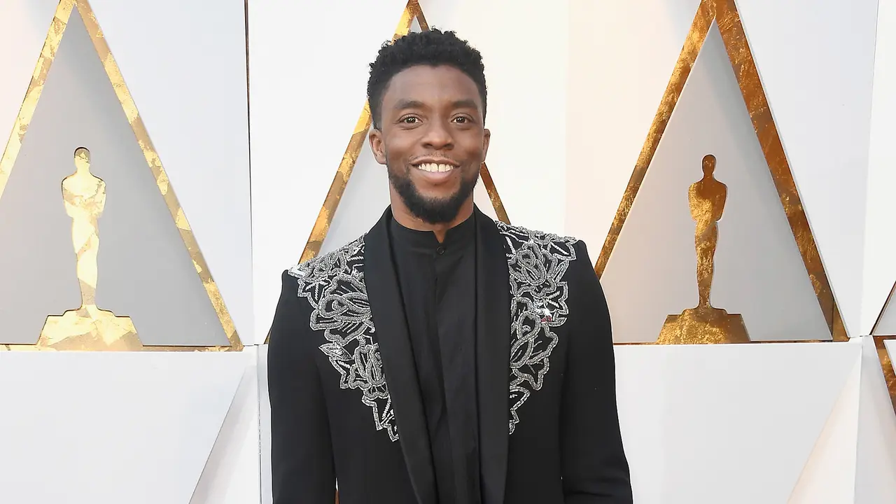 Chadwick Boseman Kenakan Jas bertema Black Panther di Piala Oscar 2018