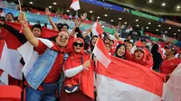 Suporter Indonesia mengibarkan bendera jelang pertandingan sepak bola Grup D Piala Asia antara Indonesia dan Irak di Stadion Ahmad Bin Ali, Al Rayyan, Qatar, Senin (15/1/2024). (AP Photo/Hussein Sayed)