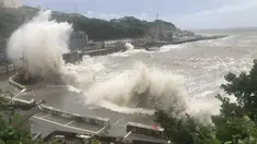Hantaman ombak di Shengshan, Kota Zhoushan, Provinsi Zhejiang, China timur (4/8/2020). Hagupit, topan keempat pada tahun ini, mendarat di Provinsi Zhejiang, China timur, pada Selasa (4/8) dini hari, kata Pusat Meteorologi Nasional (National Meteorological Center). (Xinhua/Zou Xunyong)