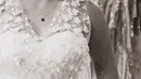 Di beberapa foto yang diunggahnya, Awkarin tampil elegan mengenakan gaun pengantin tanpa lengan dengan tulle berbordir floral yang cantik. [Foto: Instagram/narinkovilda]