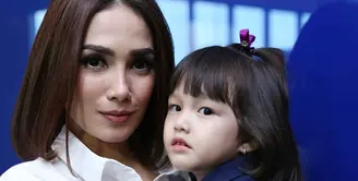 Setiap wanita umumnya ingin tampil cantik, meskipun tak semua memaknainya dengan hal yang sama. Seperti yang dilakukan oleh Ussy Sulistiawaty, karena bagi istri Andhika Pratama itu kecantikan selalu datang dari dalam diri.(Nurwahyunan/Bintang.com)