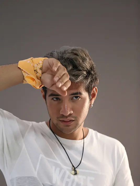 Berdasarkan kuasa hukum Ammar Zoni yang menangani kasusnya, John Mathias saat dihubungi wartawan pada Rabu (6/12/2017), mengaku bahwa kliennya tersebut benar telah menghirup udara bebas. (Nurwahyunan/Bintang.com)