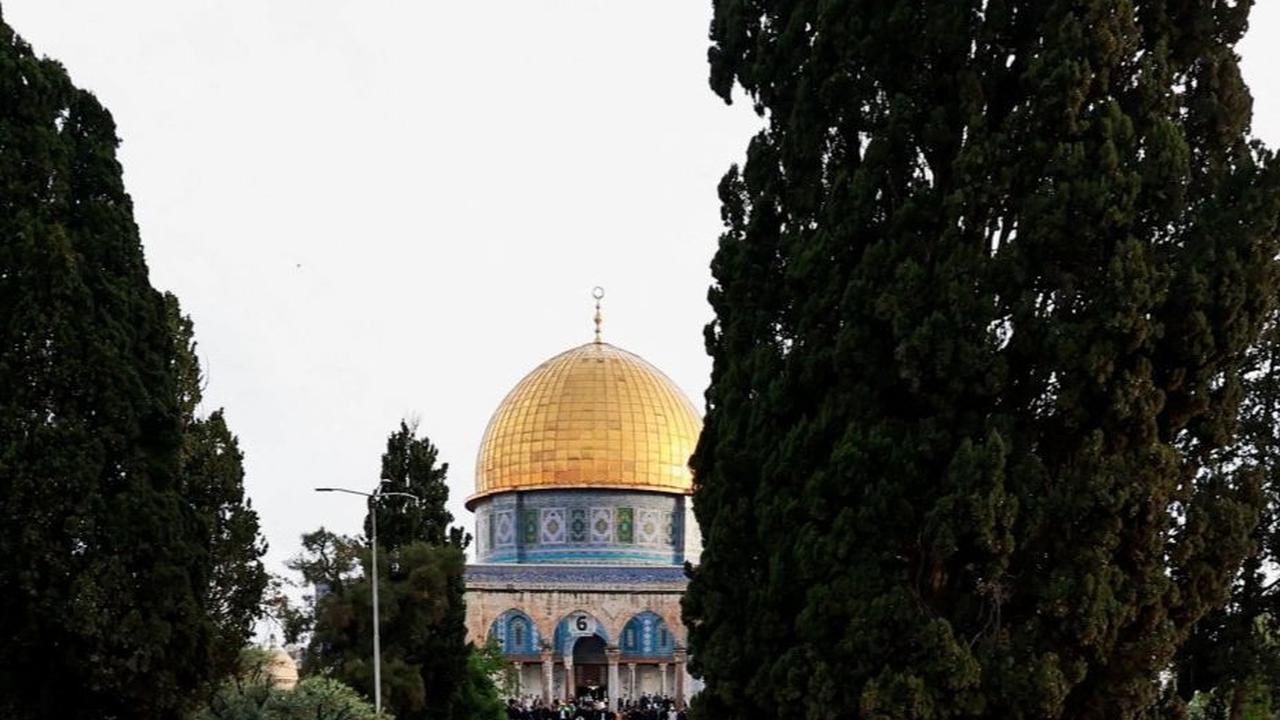 Dari pantauan di komplek Al-Aqsa memperlihatkan umat Muslim melaksanakan salat ied membelakangi Dome of the Rock, bangunan suci Islam di Yerusalem.<br>