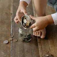 Banyak biaya kecil yang terlihat sepele seperti makan di luar atau aktivitas tambahan (Sumber: Pexels.com)