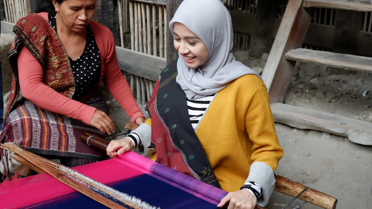 Bella praktik langsung menenun ulos. (Foto: Hidya Anindyati)