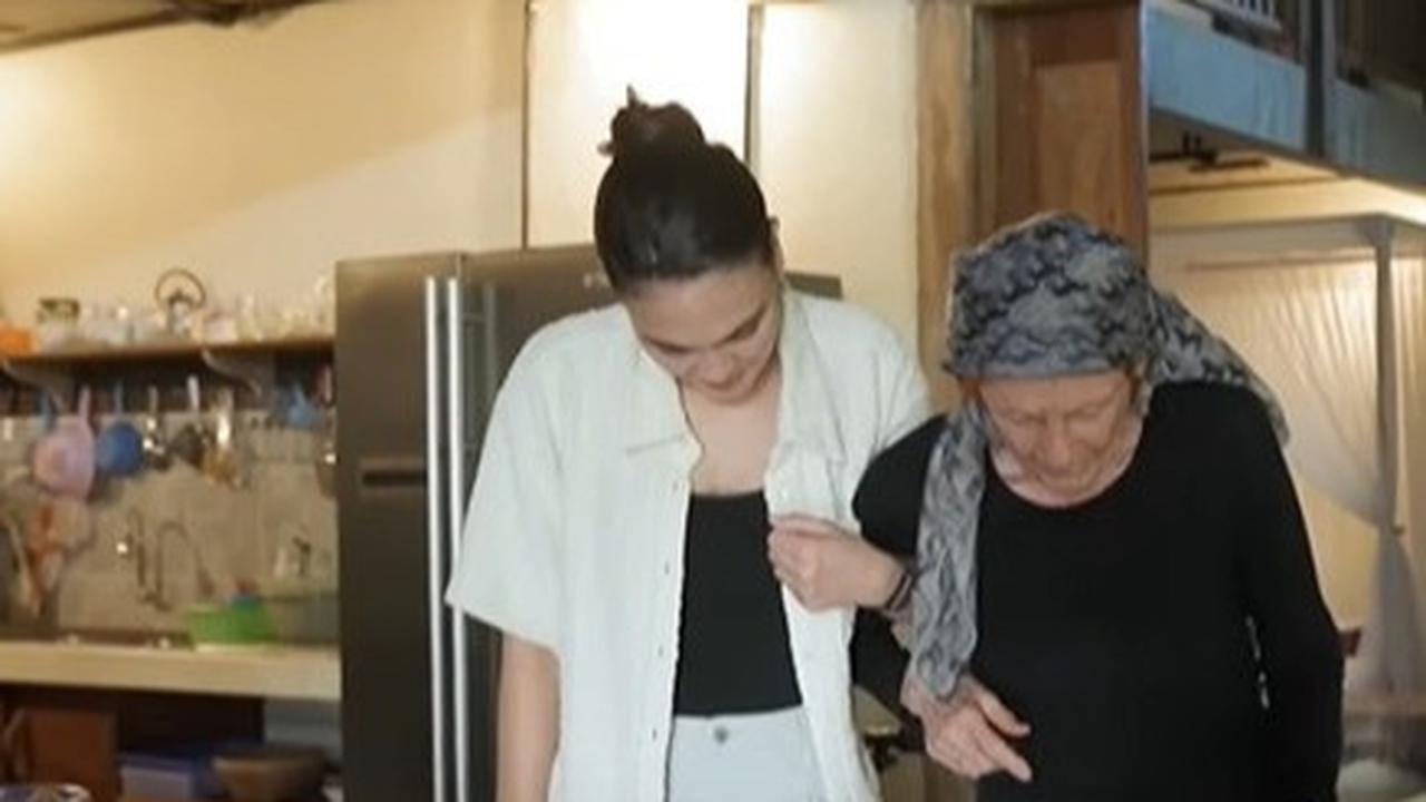 7 Potret Dapur Sederhana di Rumah Desa Maya Ibunda Luna Maya, Masih Pakai Kompor Sejuta Umat hingga Magic Com dan Oven Jadul
