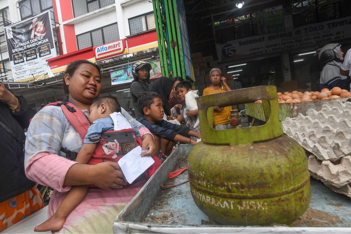 Antrean pembeli gas 3 kg