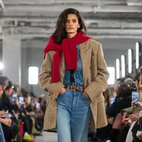 Koleksi Musim Gugur–Musim Dingin 2026 dari Ami Paris berwarna-warni, berlimpah , dan langsung dapat dikenali sebagai milik kami. Menandai lima belas tahun Ami Paris, koleksi ini terasa seperti babak baru, tetapi tetap dekat dengan awal mula Ami Paris.