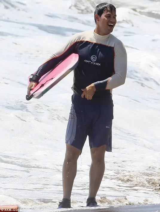 Tak hanya itu saja, Taylor Lautner lebih memilih menghabiskan waktu bersama teman-temannya dibandingkan bersama kekasih. Ya, namun baru-baru ini Taylor Lautner membuat netizen penasaran dengan liburannya bersama wanita di pantai. (Dailymail)