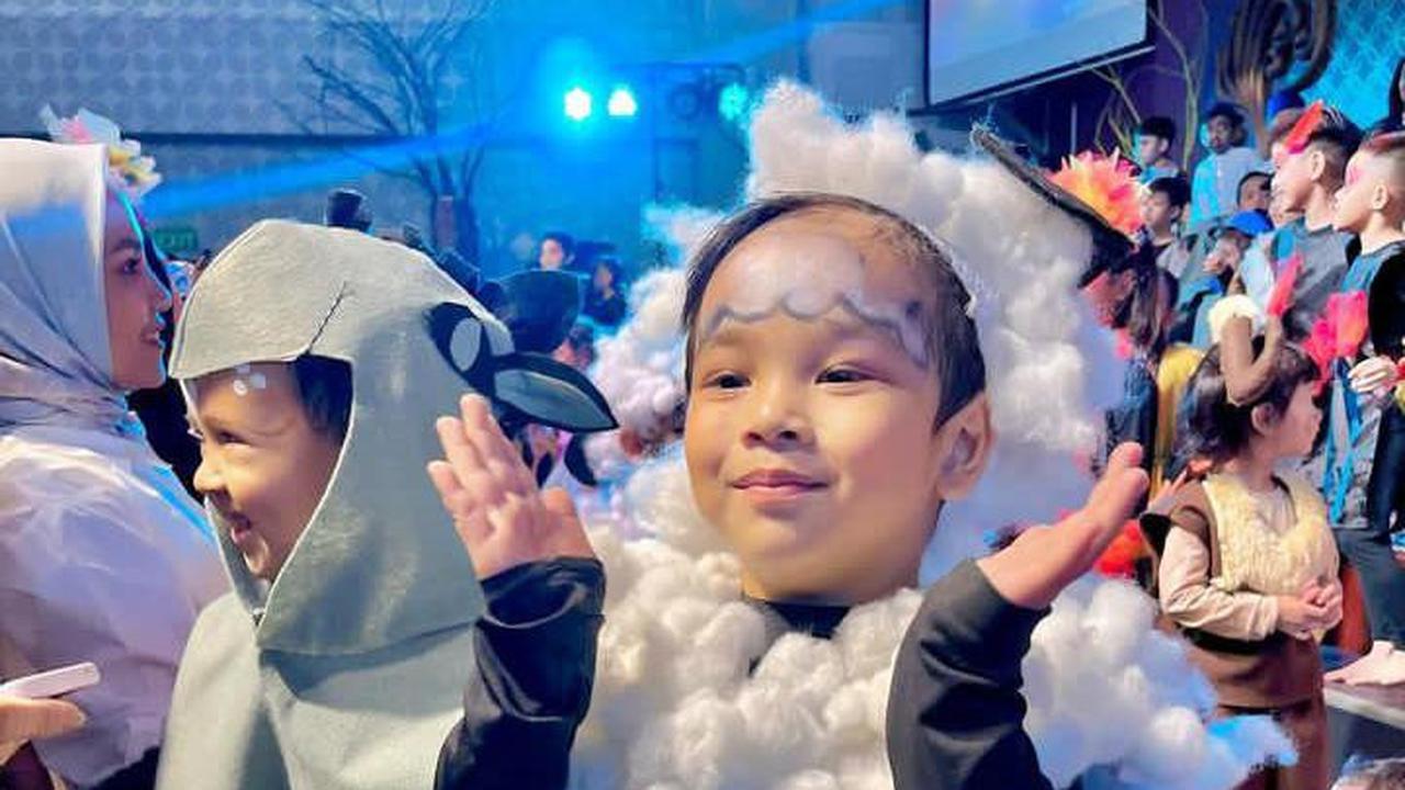 Potret Gala dengan kostum domba biri-biri dalam acara konser di sekolah (Sumber: Instagram/@galaasky)