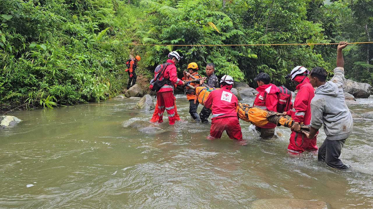 6 Jam Jalan Kaki Lewati Sungai, Potret Beratnya Evakuasi Korban Longsor Tambang Emas Solok