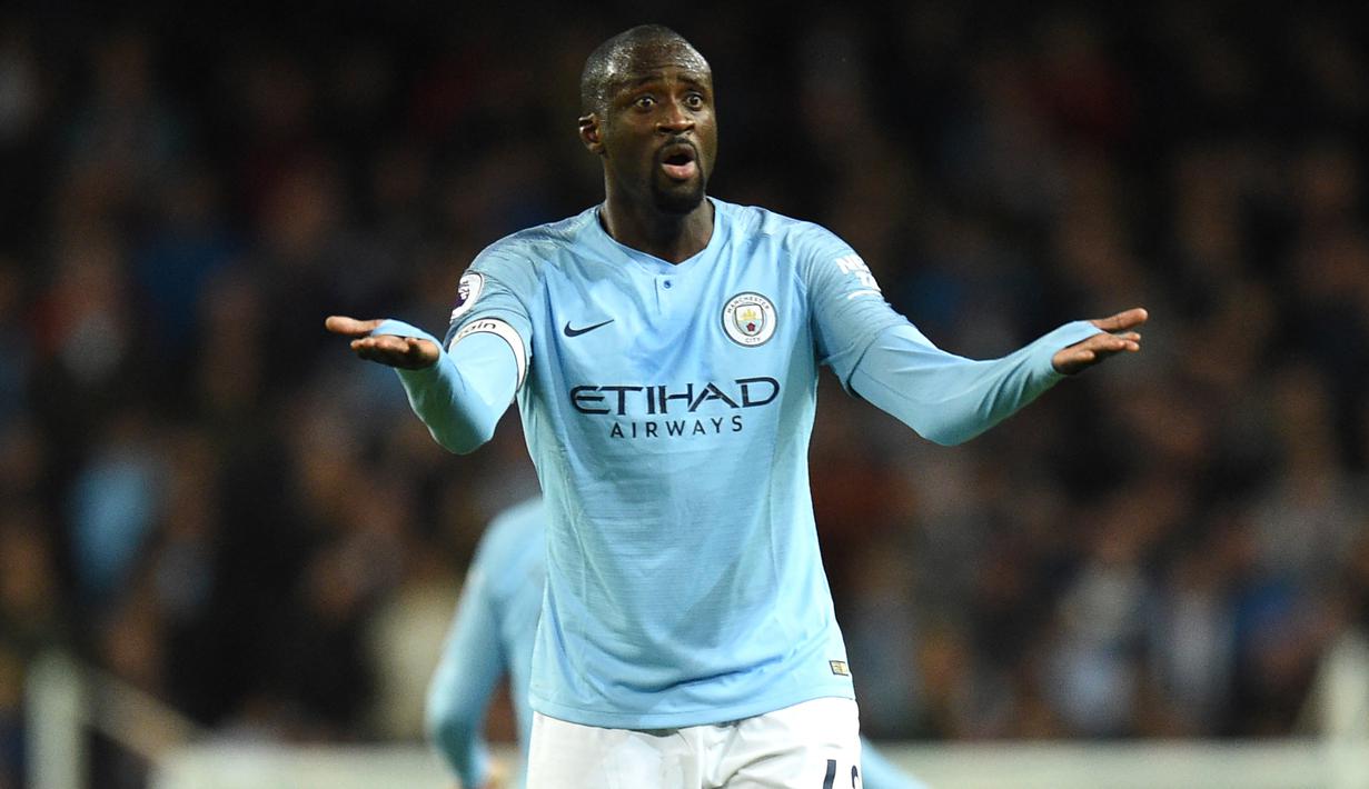 Ekspresi kecewa gelandang Manchester City, Yaya Toure saat menghadapi Brighton and Hove Albion dalam laga Liga Inggris 2017/2018 di Etihad Stadium, Manchester (9/5/2018). Eks gelandang tengah Pantai Gading ini tercatat pernah dua kali ditangani Pep Guardiola saat berseragam Barcelona dan Manchester City. Namun keduanya telah meninggalkan luka baginya yang menganggap Pep Guardiola sebagai pelatih yang tak bersahabat dengan pemain asal Afrika. Ia pun memilih pergi dari dua klub tersebut. (AFP/Oli Scarff)