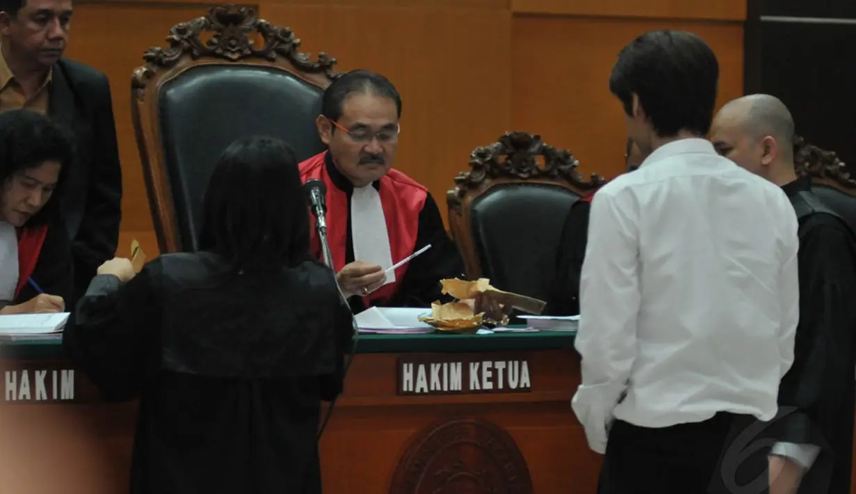 Didampingi jaksa penuntut umum dan pengacara, Roger Danuarta menyaksikan barang bukti yang ditunjukkan Hakim Ketua dalam persidangan di pengadilan Jakarta Timur, Senin (26/5/14). (Liputan6.com/Panji Diksana)