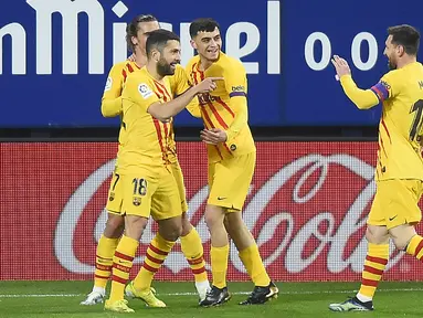 Para pemain Barcelona merayakan gol pertama ke gawang Osasuna yang dicetak bek Jordi Alba (kiri) dalam laga lanjutan Liga Spanyol 2020/21 pekan ke-26 di El Sadar Stadium, Pamplona, Sabtu (6/3/2021). Barcelona menang 2-0 atas Osasuna. (AFP/Ander Gillenea)