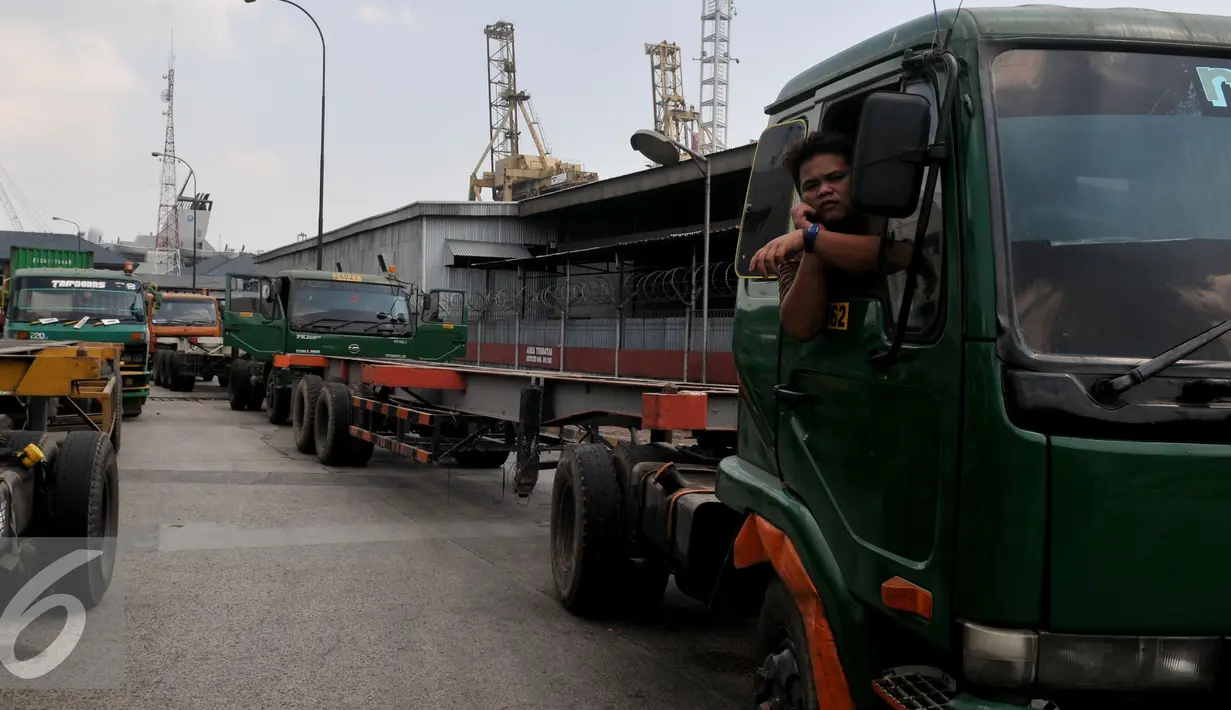 Seorang supir berada di truknya saat tertahan di depan gerbang pintu masuk JICT, Tanjung Priok, Jakarta, Selasa (28/7/2015). Kegiatan distribusi barang dan peti kemas dari dan ke pelabuhan lumpuh akibat aksi mogok pekerja JICT. (Liputan6.com/JohanTallo)