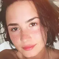 Beberapa hari yang lalu, Demi Lovato mengunggah foto dirinya usai bangun tidur. Dengan tampilan yang acak-acakan tetapi natural, Demi terlihat cantik. (viainstagram@ddlovato/Bintang.com)