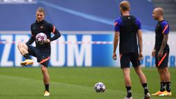 Pemain RB Leipzig, Marcel Sabitzer, saat menjalani latihan jelang laga semifinal Liga Champions 2019/2020 di Da Luz Stadium, Selasa (18/8/2020). RB Leipzig akan menghadapi PSG pada semifinal Liga Champions. (AFP/David Ramos/pool)