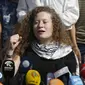 Ahed Tamimi saat konferensi pers di Nabi Saleh, Tepi Barat dekat kota Ramallah, Minggu, 29 Juli 2018. (Majdi Mohammed / Associated Press)