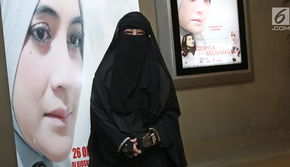 Umi Pipik berpose mengenakan baju gamis dan bercadar hitam saat menghadiri pemutaran film Surga Pun Ikut Menangis di Pondok Indah Mall, Jakarta (24/10). Umi Pipik mengenakan cadar sejak bulan April 2017. (Liputan6.com/Herman Zakharia)