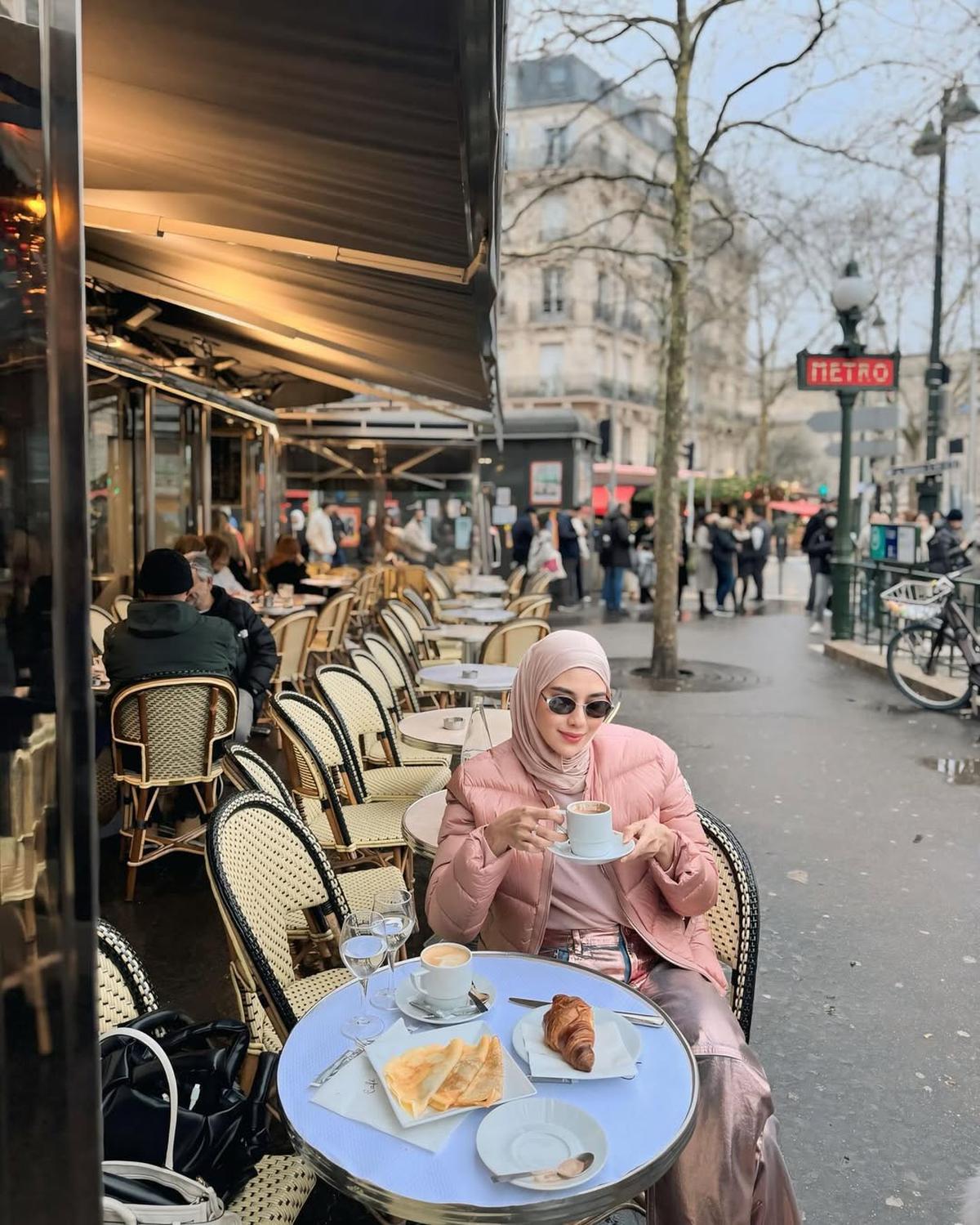 7 Potret Syahnaz Sadiqah Liburan ke Paris, Gaya Elegan - Amy Qanita Kenakan Jaket Bulu-Bulu