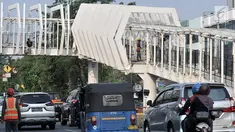 Kondisi lalu lintas sekitar Skybridge Stasiun LRT Velodrome-Halte Transjakarta Pemuda, Rawamangun, Jakarta, Selasa (11/6/2019). Pengoperasian LRT Kelapa Gading-Velodrome kembali diundur karena belum selesainya pembangunan Skybridge LRT Velodrome-Halte Transjakarta Pemuda. (merdeka.com/Iqbal Nugroho)