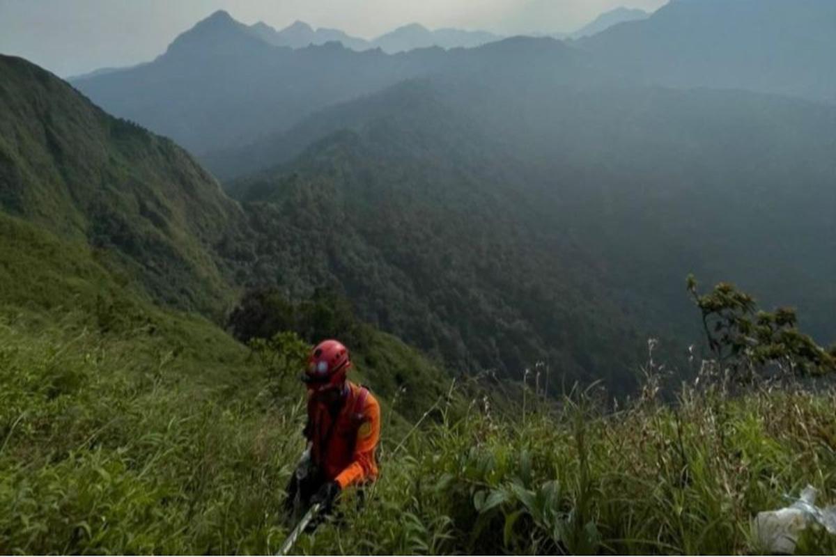 Basarnas evakuasi pendaki Gunung Natas Angin Kudus