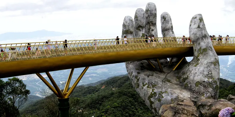 Wow, Jembatan Tangan Tuhan Vietnam Pukau Wisatawan Dunia