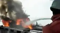 2 Kapal motor ludes terbakar di Dermaga Penyeberangan Kartini. Sementara itu, penghuni Apartemen Puncak Permai di Surabaya gelar unjuk rasa.