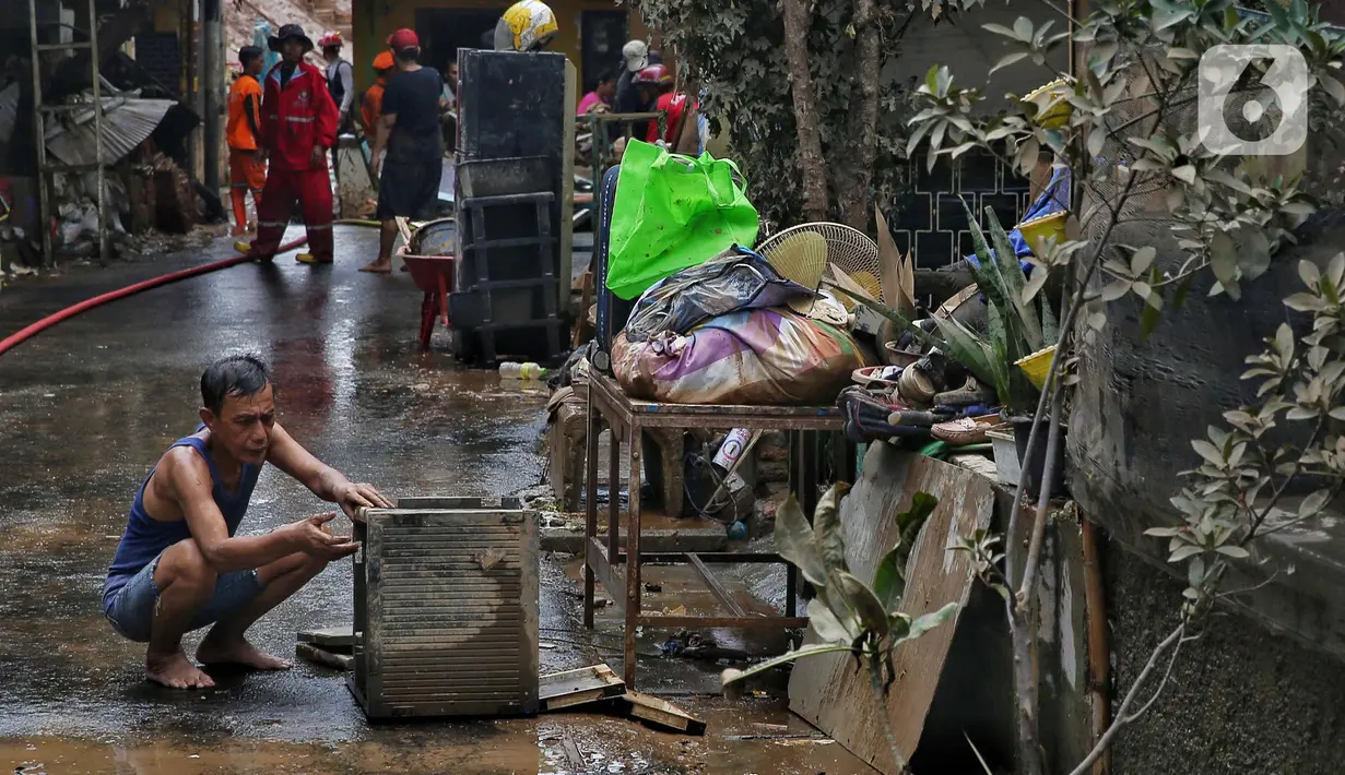 Beberapa warga terlihat memilah perabotan rumah tangga serta barang yang masih bisa digunakan atau diperbaiki. (Liputan6.com/Angga Yuniar)